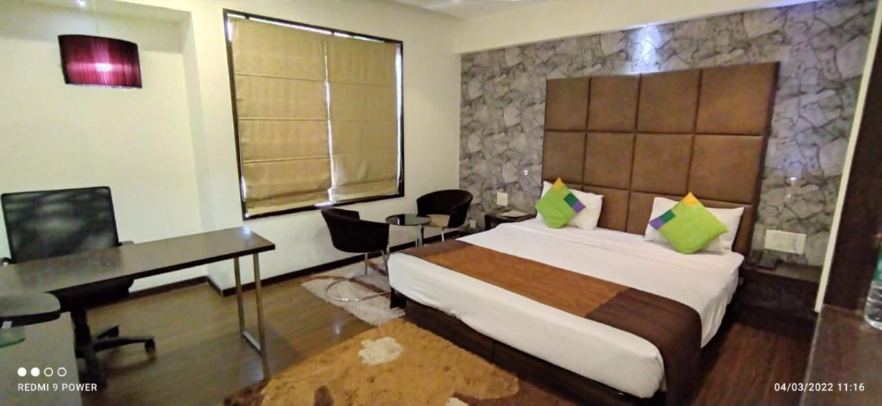 Hotel Lxia Hinjewadi - Indian Nationals Only Pimpri-Chinchwad Екстер'єр фото