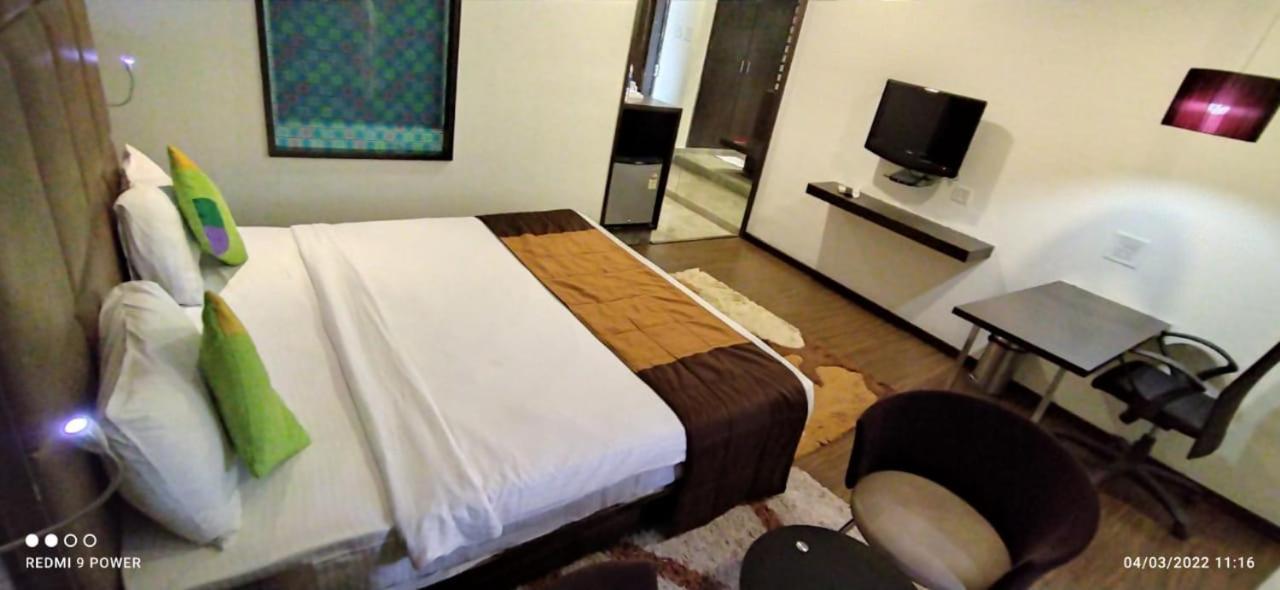 Hotel Lxia Hinjewadi - Indian Nationals Only Pimpri-Chinchwad Екстер'єр фото