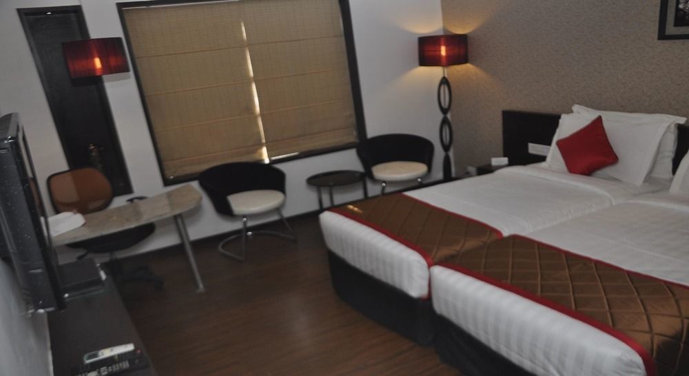Hotel Lxia Hinjewadi - Indian Nationals Only Pimpri-Chinchwad Екстер'єр фото